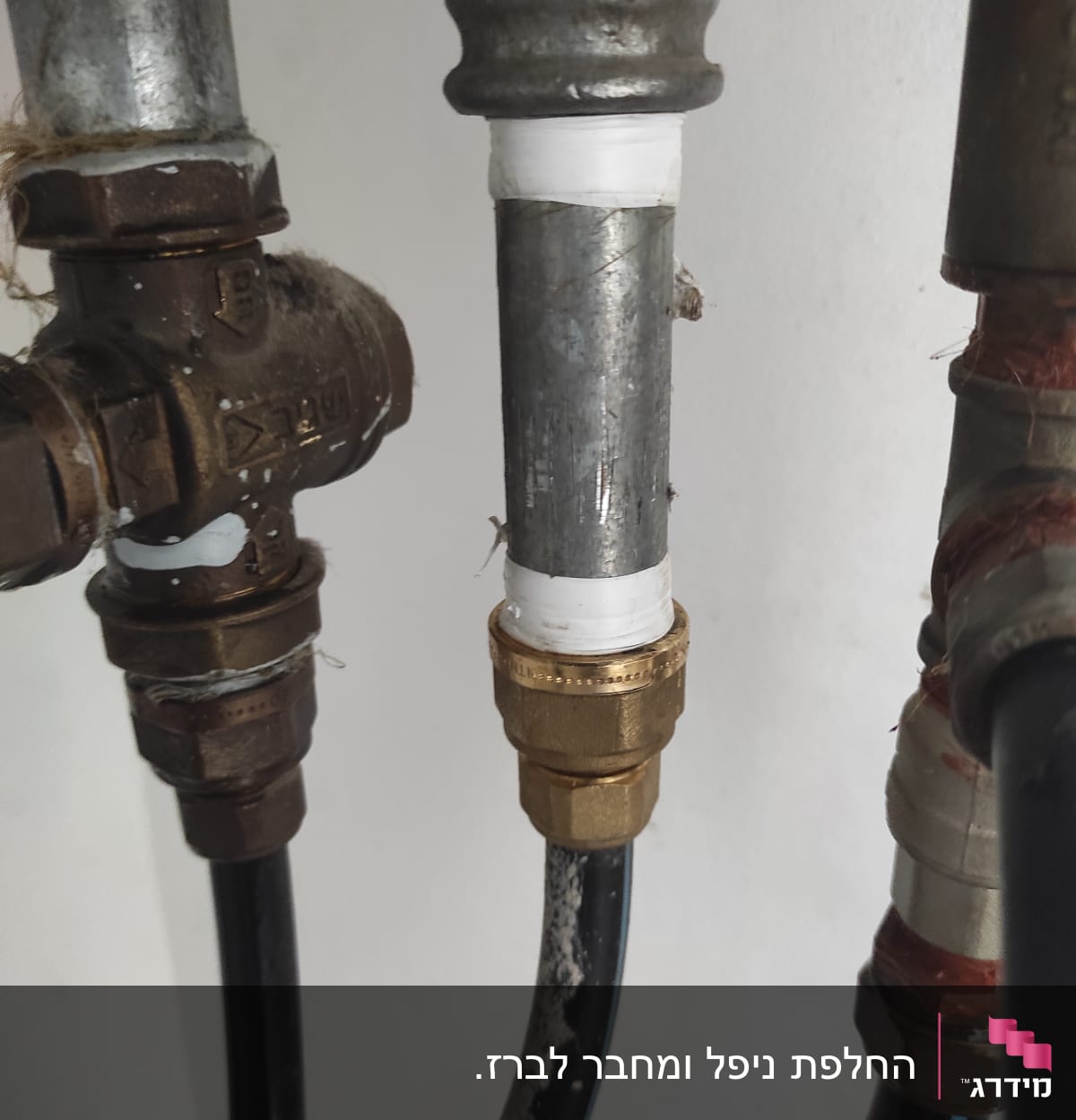 צינורות מתכת עם חיבורים והברגות